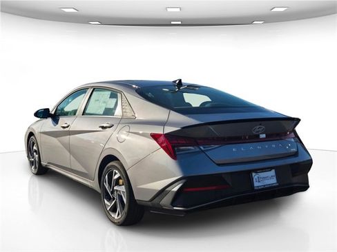 New 2025 Hyundai Elantra SEL image 5