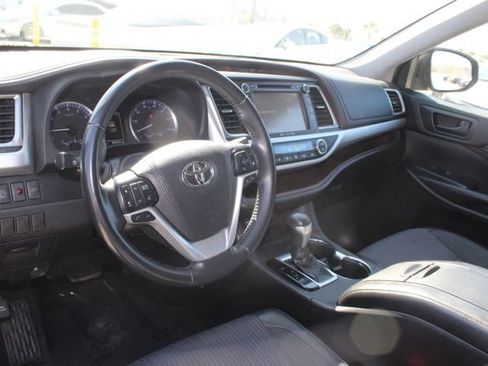 Used 2019 Toyota Highlander Plus FWD image 11
