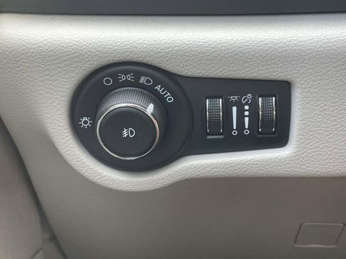 Used 2024 Chrysler Pacifica Touring-L FWD image 18