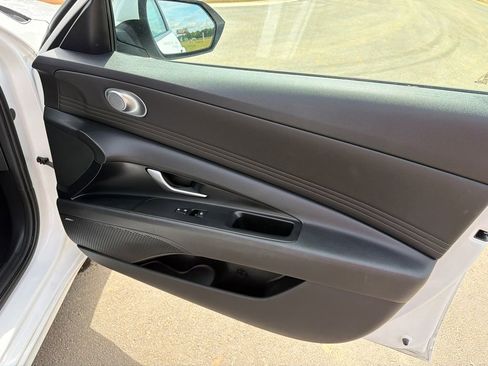 Used 2023 Hyundai Elantra Limited FWD image 14