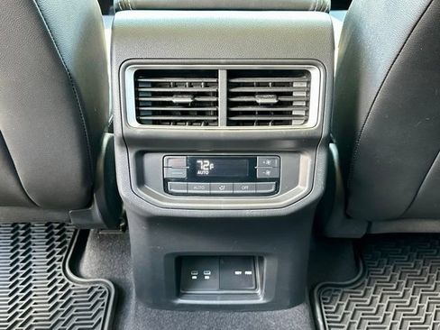 Used 2024 Volkswagen Atlas SE w/ Panoramic Sunroof Package FWD image 19