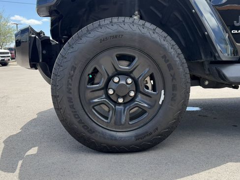 Used 2023 Jeep Gladiator Overland AWD/4WD image 29