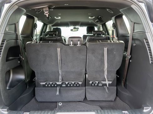 Used 2023 Chrysler Pacifica Touring-L w/ S Appearance Package image 11