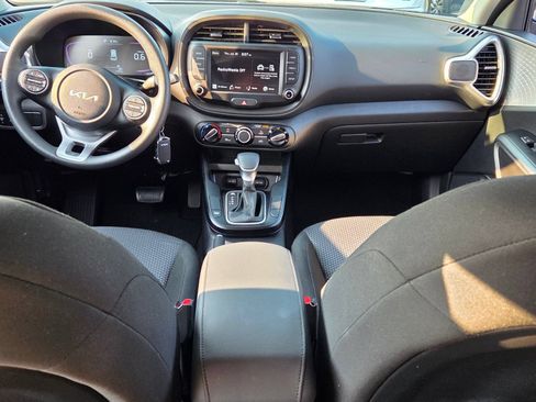 Used 2025 Kia Soul LX w/ LX Technology Package FWD image 8
