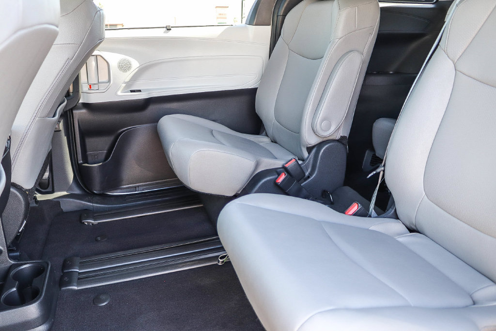 Used 2025 Toyota Sienna XLE FWD image 17