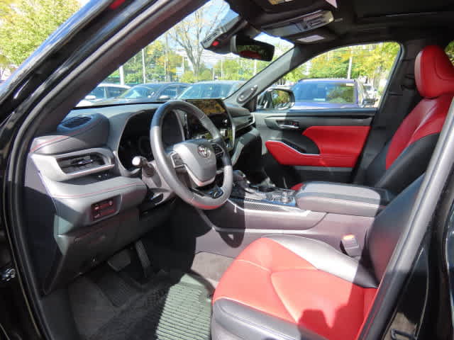 Used 2025 Toyota Highlander XSE AWD/4WD image 2