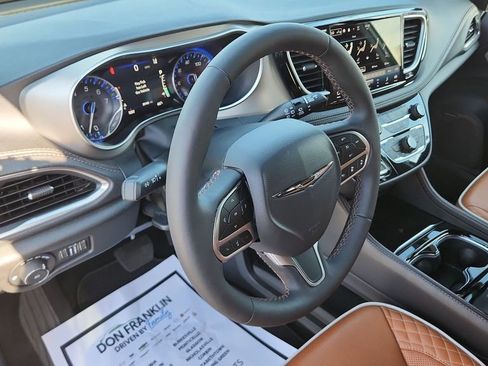 Used 2024 Chrysler Pacifica Pinnacle w/ Trailer Tow Group image 18