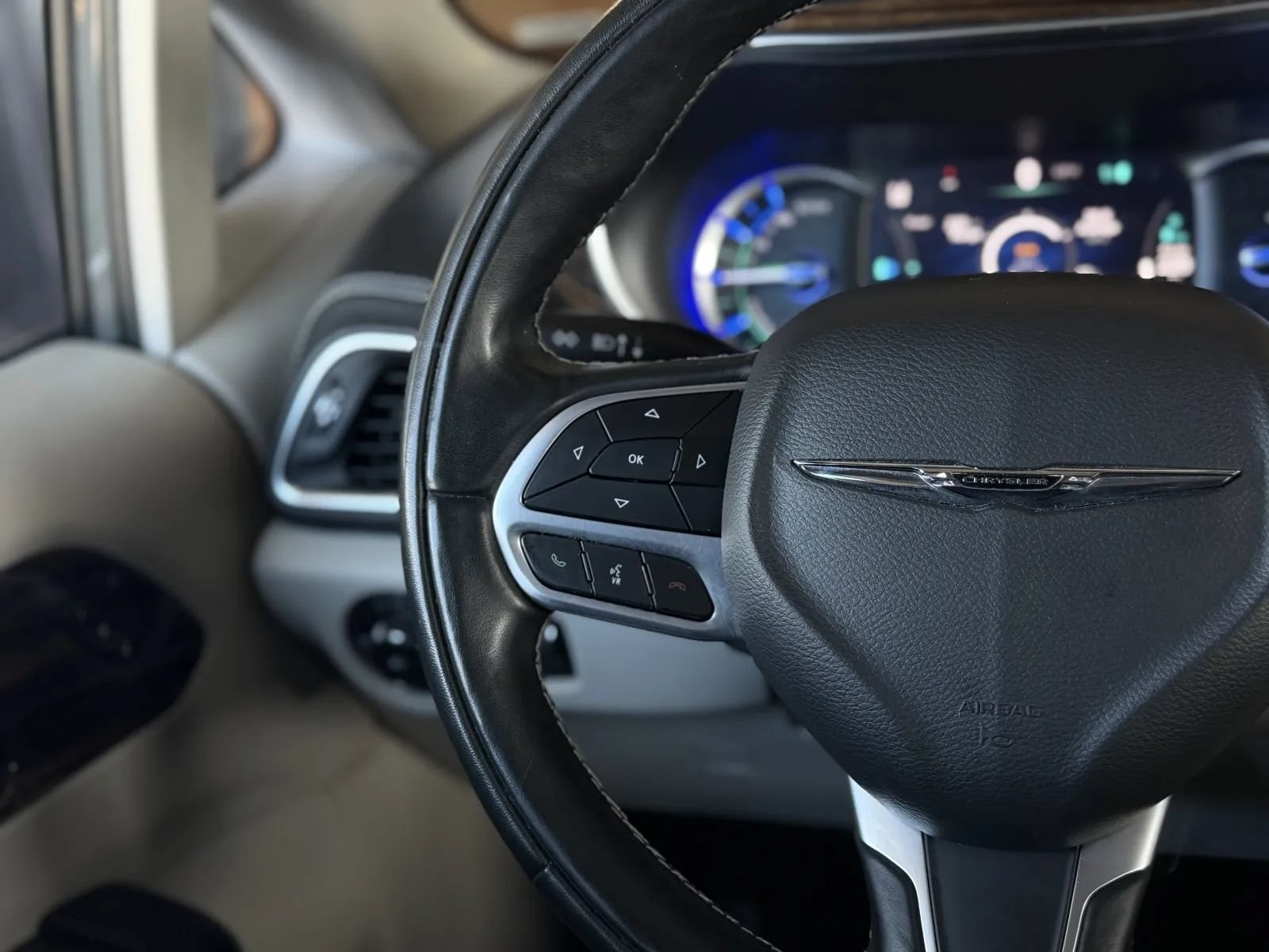 Used 2022 Chrysler Pacifica Limited FWD image 25