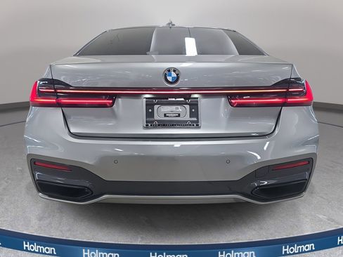 Used 2022 BMW 740i w/ M Sport Package image 8