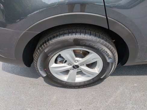 Used 2023 Kia Sorento LX FWD image 9