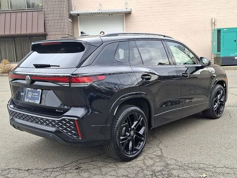 Certified 2025 Volkswagen Tiguan SE R-Line image 11