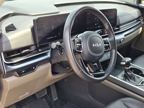 Used 2025 Kia Carnival FWD image 16