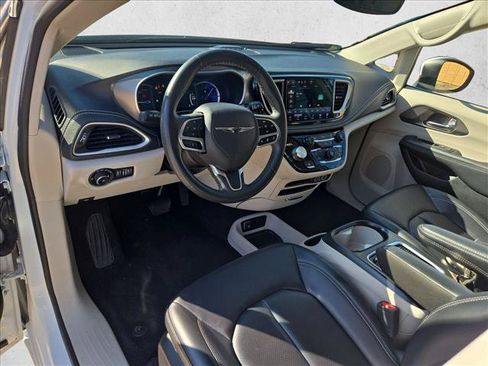 Used 2023 Chrysler Pacifica Touring-L FWD image 10