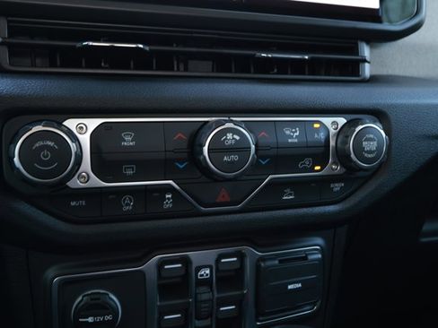 Used 2020 Jeep Gladiator Sport image 18