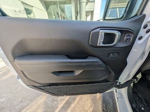 Used 2021 Jeep Wrangler Unlimited Sahara w/ Cold Weather Group image 38