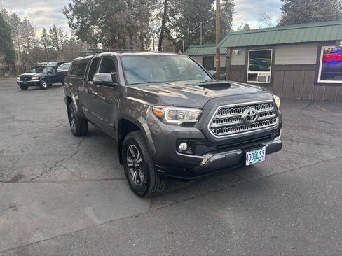 Used 2016 Toyota Tacoma TRD Sport w/ Towing Package image 6