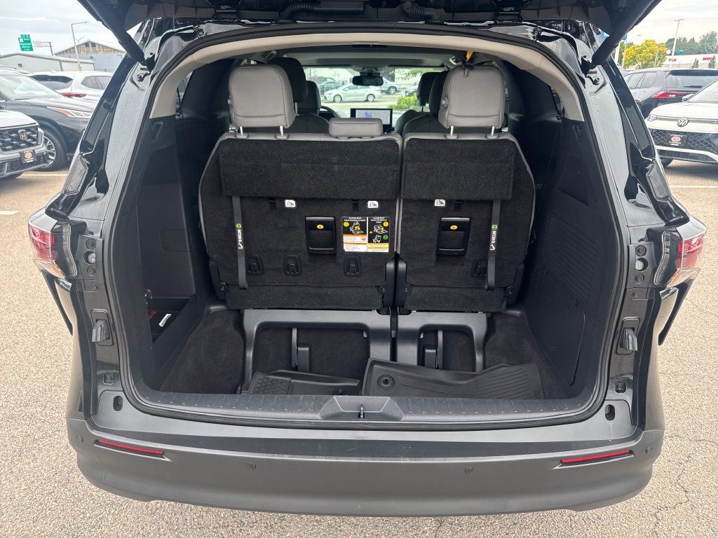 Used 2026 Toyota Sienna XLE AWD/4WD image 7
