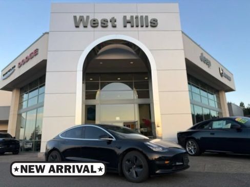 Used 2020 Tesla Model 3 Standard Range RWD image 1