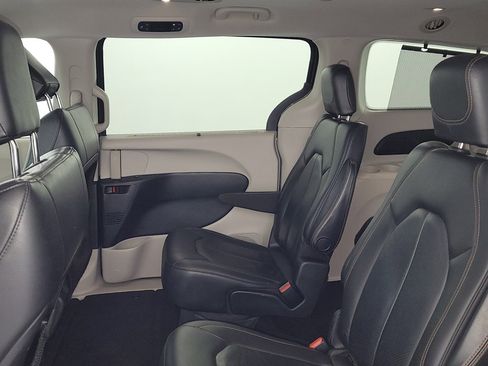 Used 2020 Chrysler Pacifica Touring-L image 14