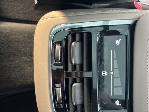 Certified 2025 Volvo XC90 B6 Plus image 39