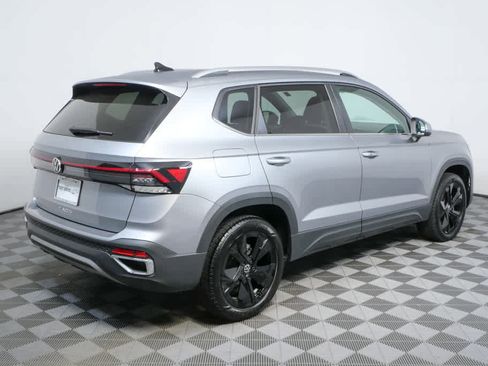 Certified 2025 Volkswagen Taos SE w/ Black Wheel Package FWD image 21