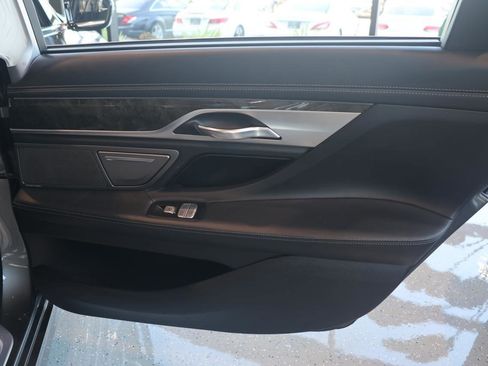 Used 2018 BMW 740i image 18