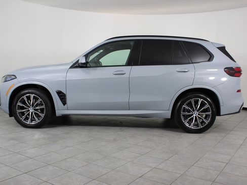 Used 2025 BMW X5 xDrive40i w/ Executive Package image 2