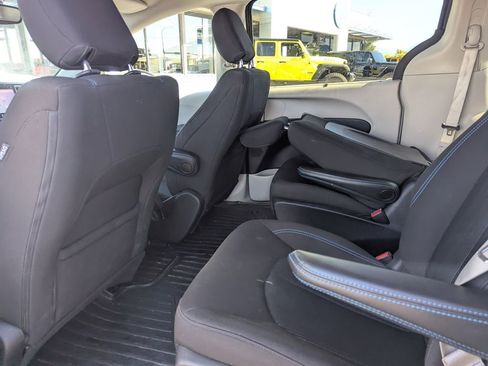 Used 2021 Chrysler Pacifica Touring image 30