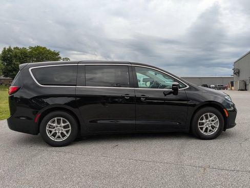 Used 2024 Chrysler Pacifica Touring-L FWD image 10
