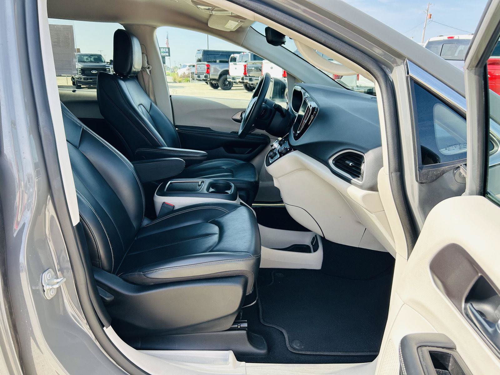 Used 2023 Chrysler Pacifica Touring-L FWD image 32