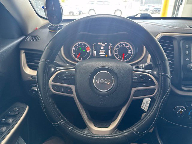 Used 2018 Jeep Cherokee Latitude w/ Altitude Package FWD image 14
