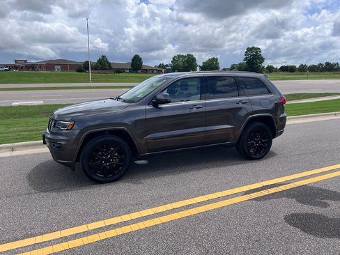 Used 2020 Jeep Grand Cherokee Altitude RWD image 11