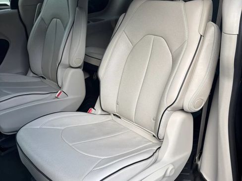 Used 2018 Chrysler Pacifica Limited w/ Advanced Safetytec Group FWD image 14