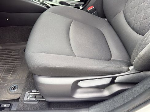 Used 2020 Toyota Corolla LE FWD image 12