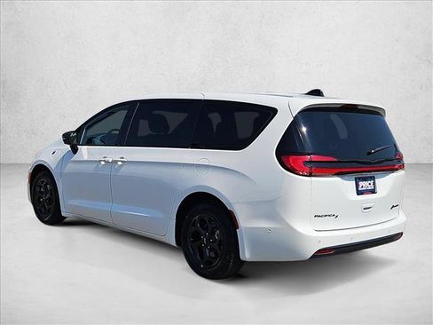 Used 2024 Chrysler Pacifica Limited FWD image 8