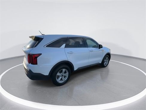 Used 2022 Kia Sorento LX image 9