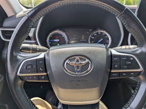 Used 2022 Toyota Highlander XLE AWD/4WD image 25