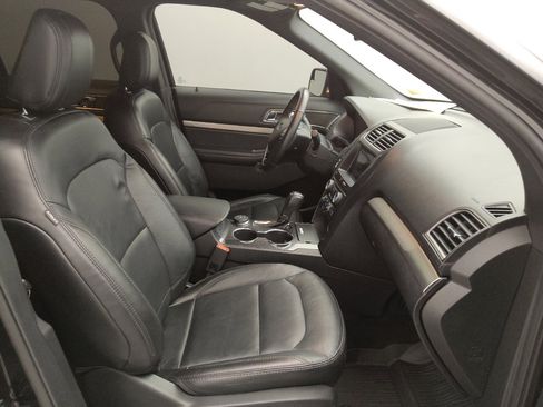 Used 2018 Ford Explorer XLT w/ Equipment Group 202A AWD/4WD image 21
