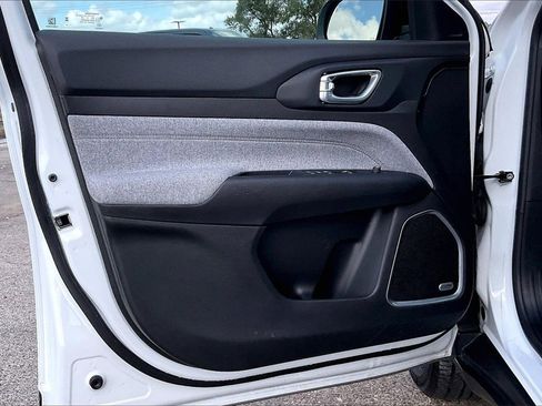 Used 2024 Jeep Compass Latitude w/ Sun and Sound Group image 17