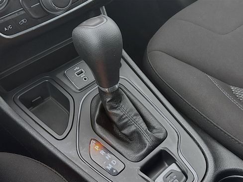 Used 2019 Jeep Cherokee Latitude w/ Cold Weather Group image 16