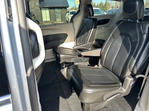 Used 2024 Chrysler Pacifica Touring-L image 18