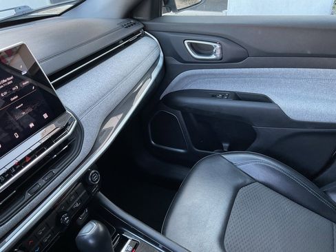 Used 2023 Jeep Compass Latitude image 38