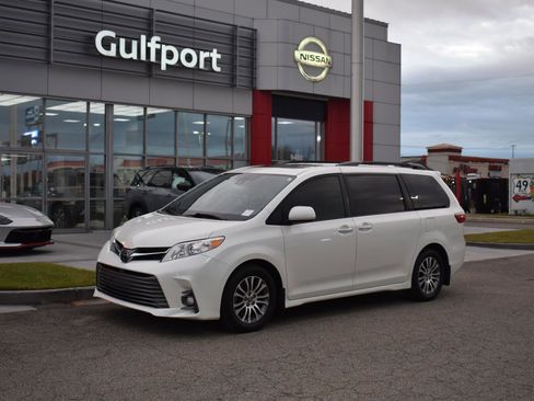 Used 2020 Toyota Sienna XLE image 2