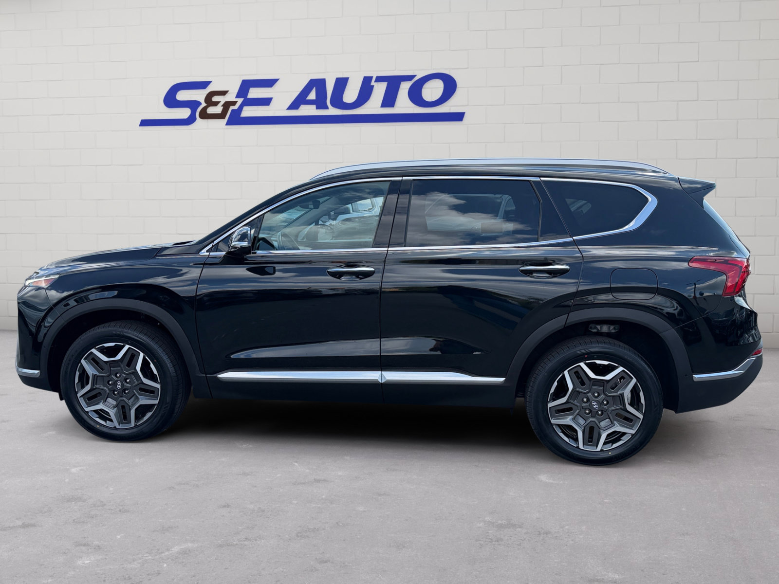 Used 2023 Hyundai Santa Fe Limited w/ Cargo Package AWD/4WD image 2