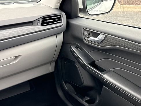 Certified 2025 Ford Escape Platinum w/ Premium Technology Package image 15