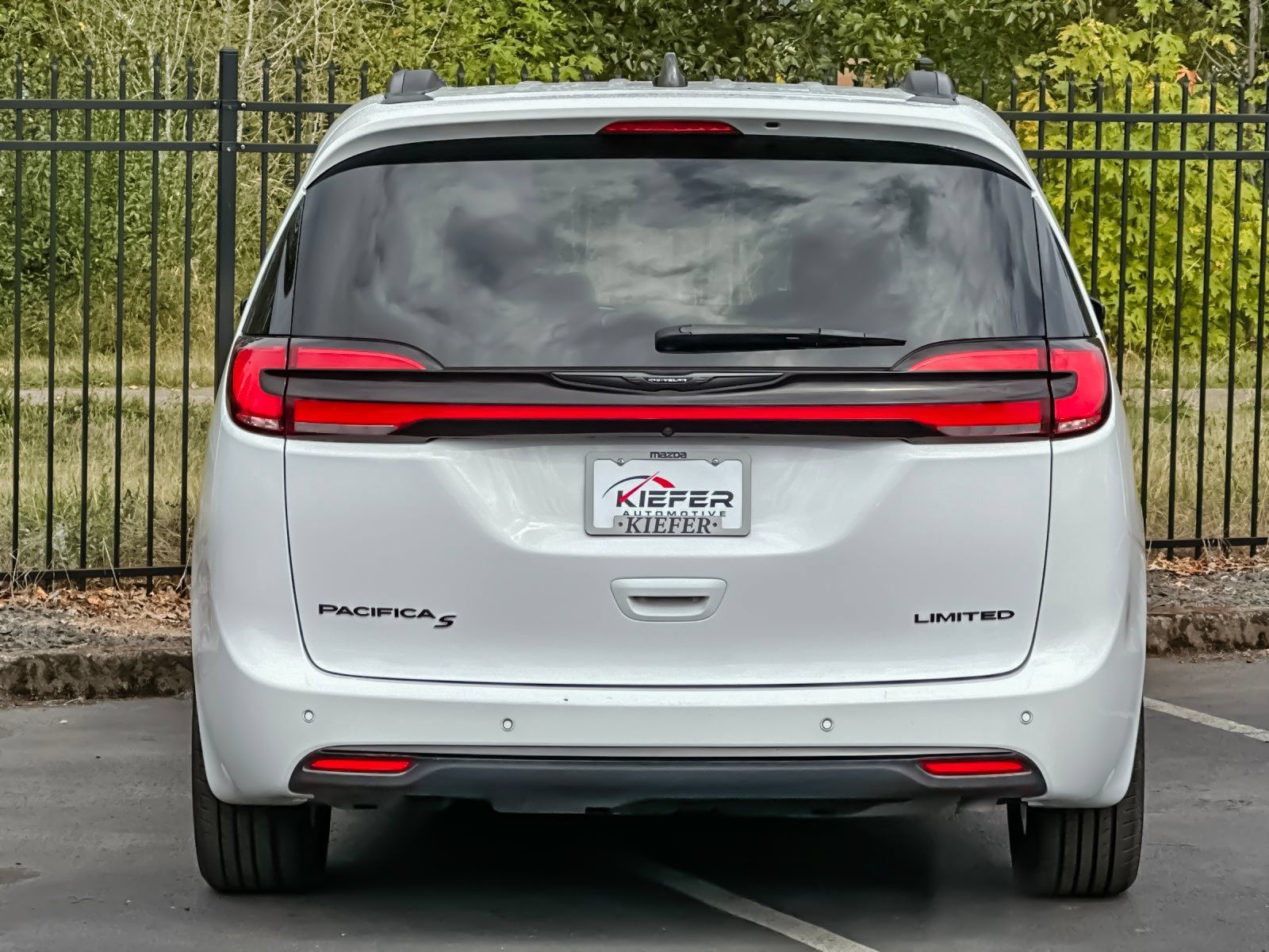 Used 2025 Chrysler Pacifica Limited FWD image 4