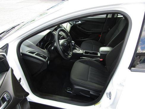 Used 2017 Ford Focus SE FWD image 4