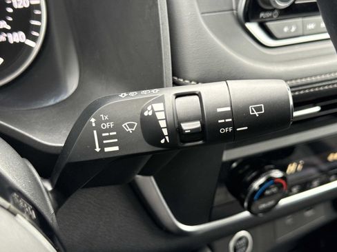 Used 2023 Nissan Rogue SV image 10