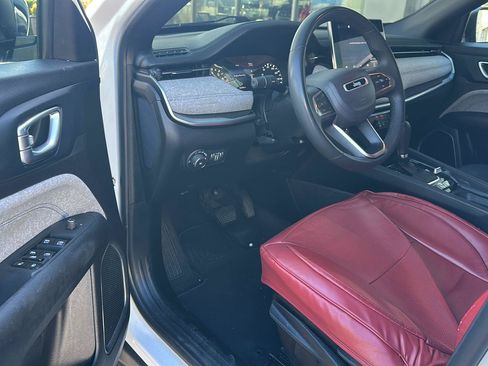 Used 2024 Jeep Compass Latitude AWD/4WD image 6