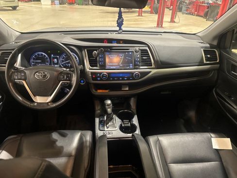 Used 2019 Toyota Highlander XLE FWD image 11